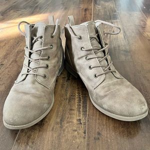 American Eagle. Ankle Boots. Tan. Size 9.